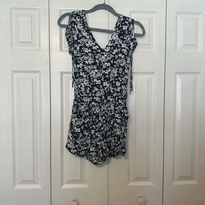 Express Black and White Floral Romper Short sleeves
Size 0